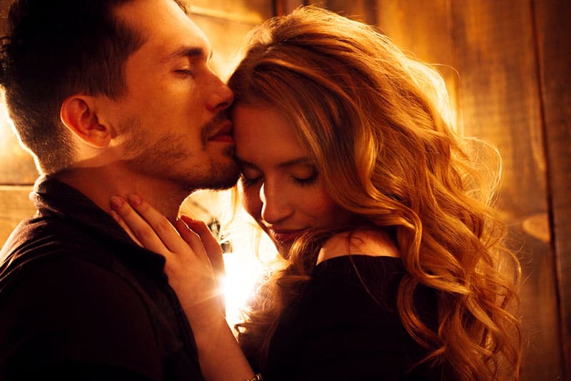 bel homme câlins avec une femme sexy