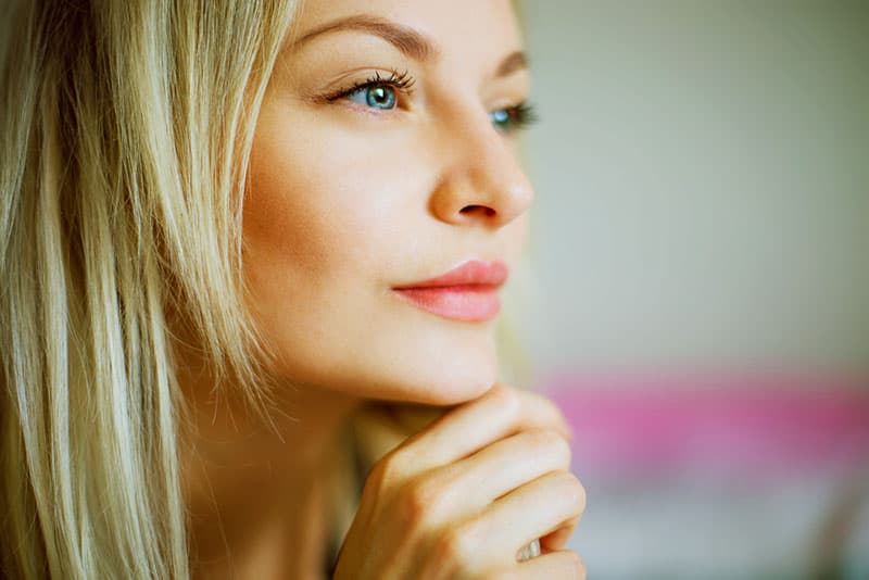 belle femme blonde regardant à distance