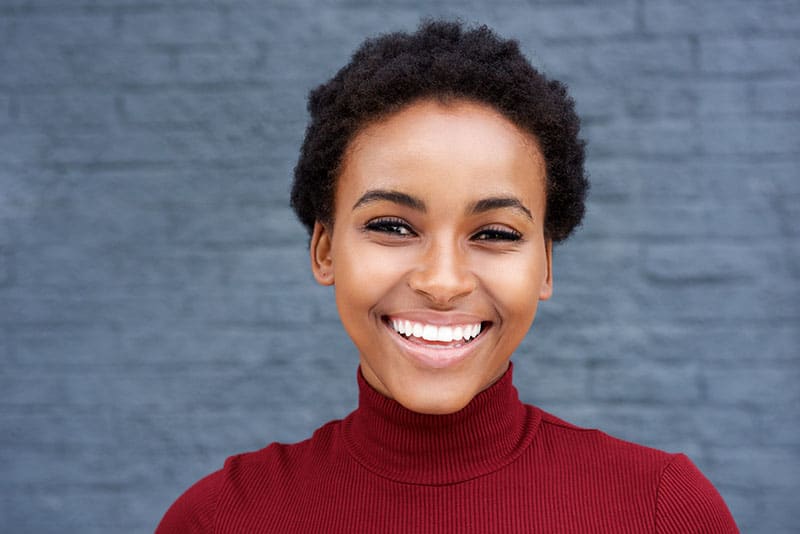 belle femme souriant à la caméra