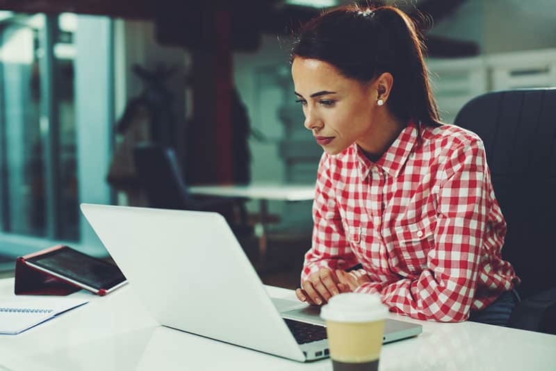 belle femme travaillant à domicile