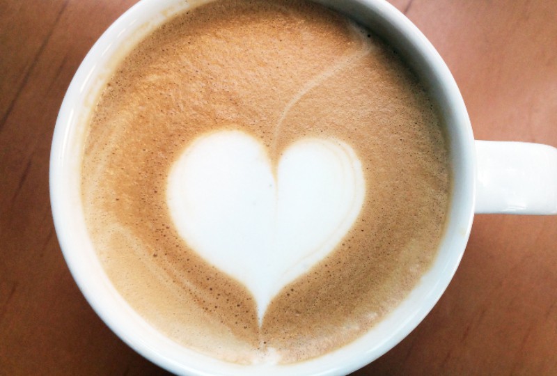 coeur dessiné dans le café