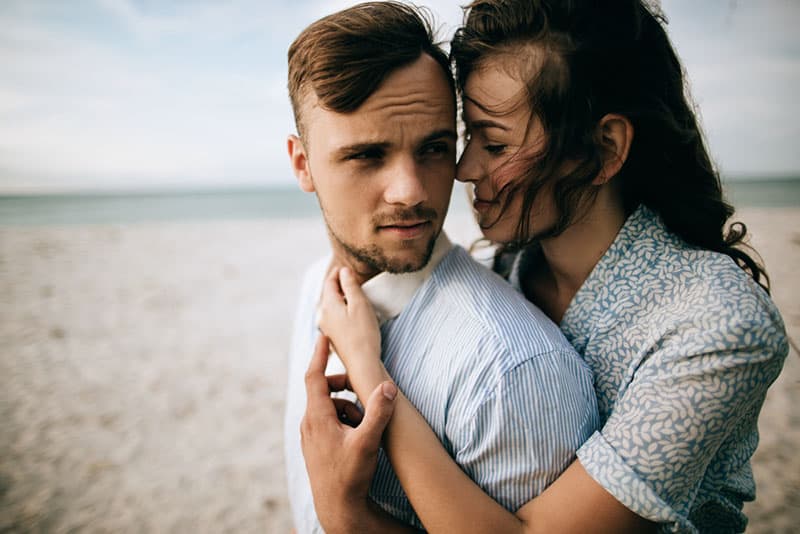 couple amoureux étreindre sur la plage