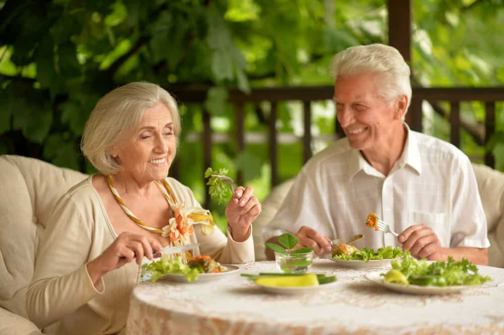couple de personnes âgées sur la terrasse du dîner