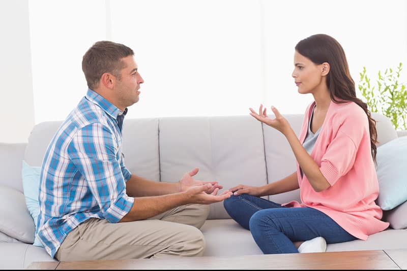 couple discutant sur le canapé