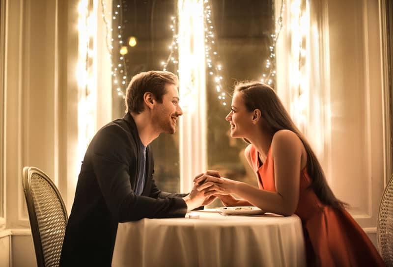 couple romantique à la date