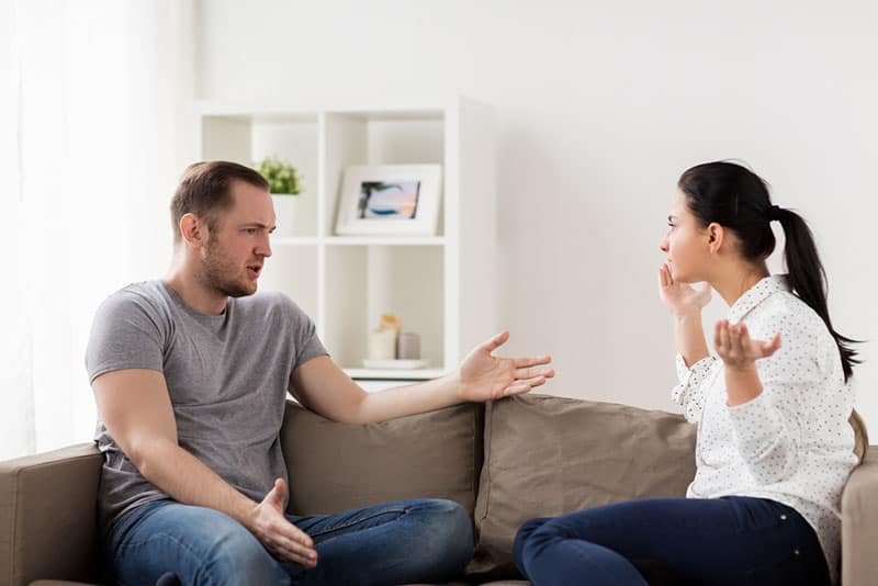 couple se disputant sur le canapé