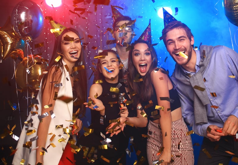 des amis organisent une grande fête d'anniversaire