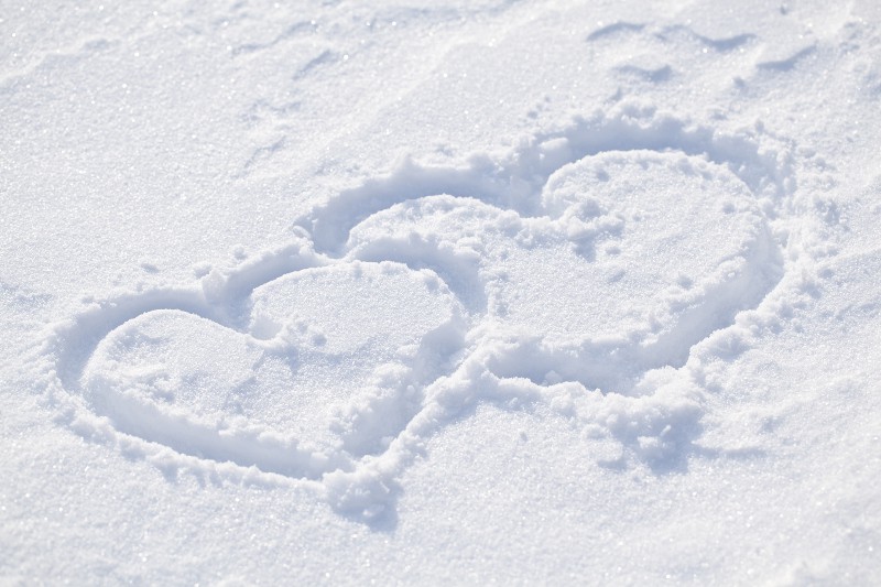 deux coeurs dessinés dans la neige