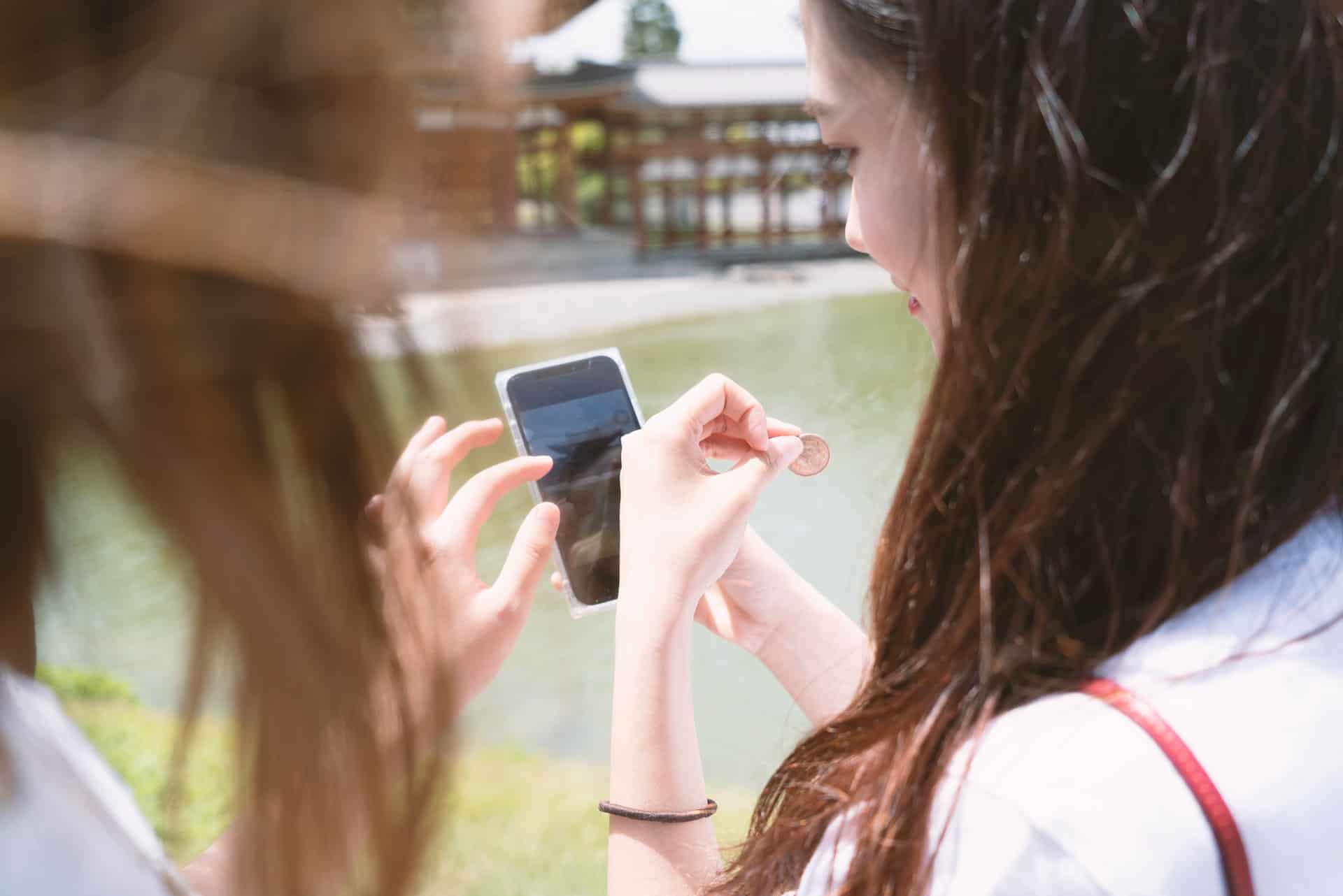 deux femmes regardent le téléphone