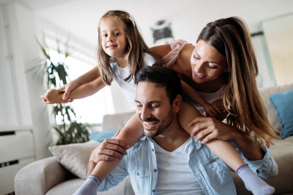 famille heureuse, s'amuser à la maison