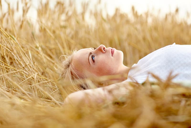 femme consciente couchée sur le terrain
