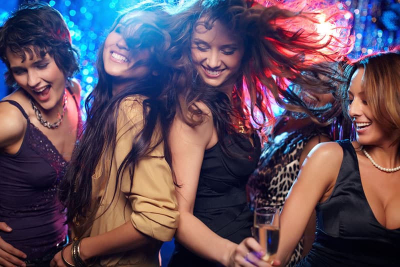 femme dansant avec ses amis dans le club