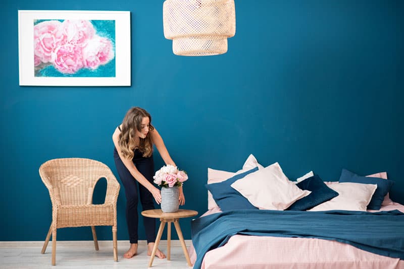 femme décorant sa chambre