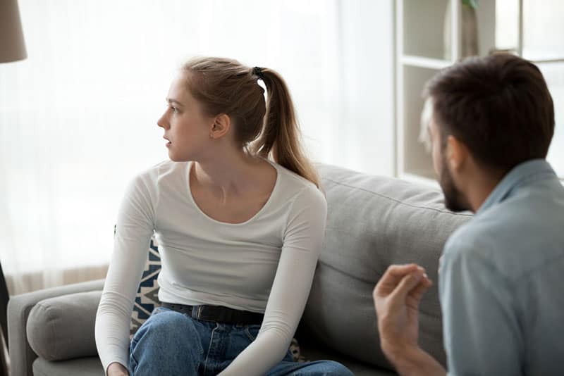 femme en colère ignorant l'homme