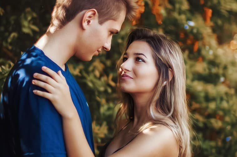 Femme et homme très proches l'un de l'autre