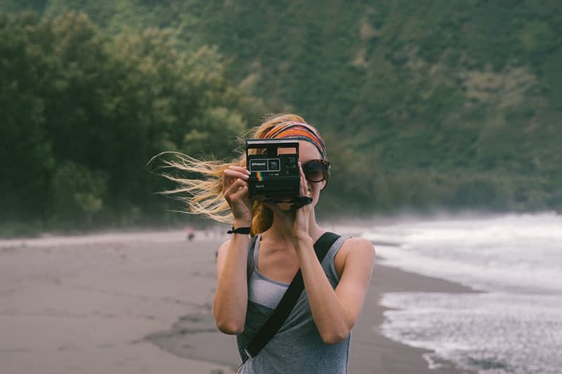 femme hippie prenant une photo dans la nature