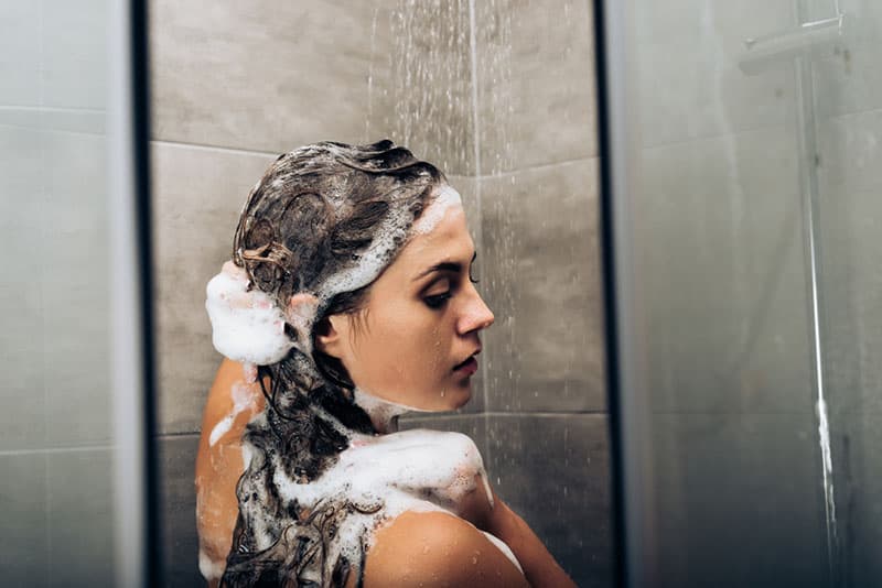 femme, laver les cheveux, à, shampoing