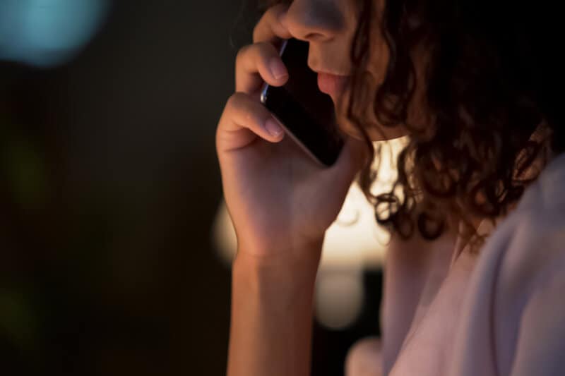 femme parlant au téléphone