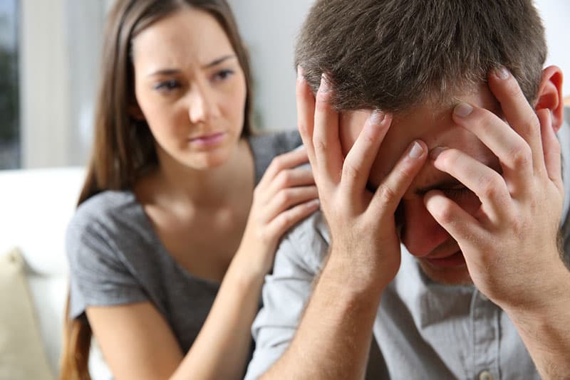femme réconfortant homme qui pleure