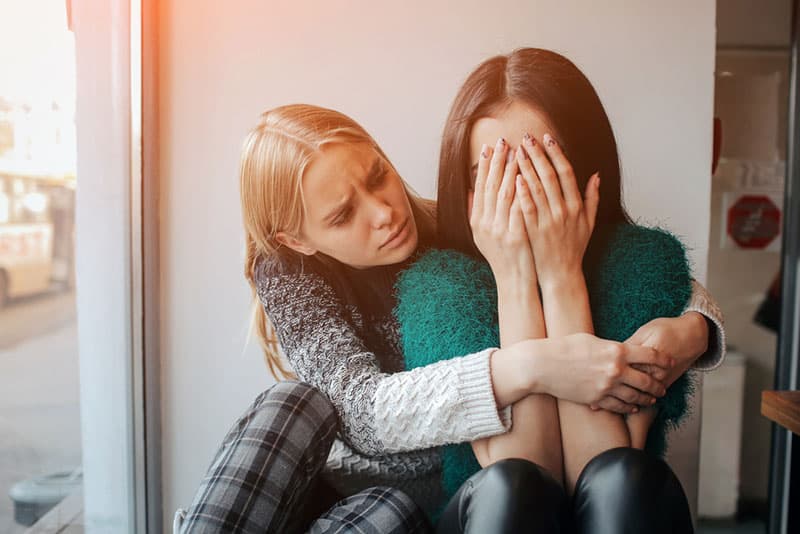 femme réconfortant son ami qui pleure