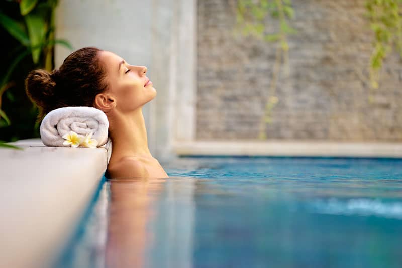 femme se détendre dans le spa