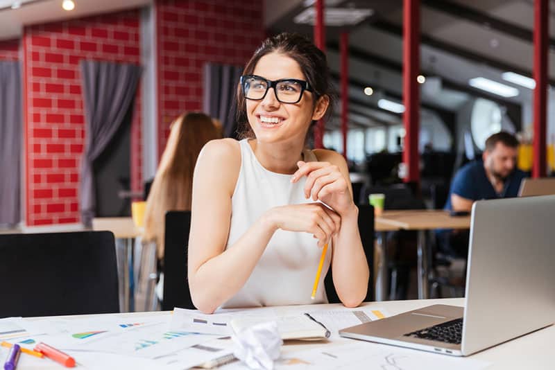 femme souriante, à, lunettes, regarder loin