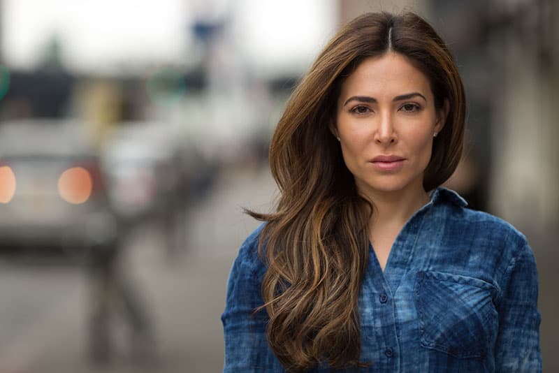 femme sérieuse posant dans la rue