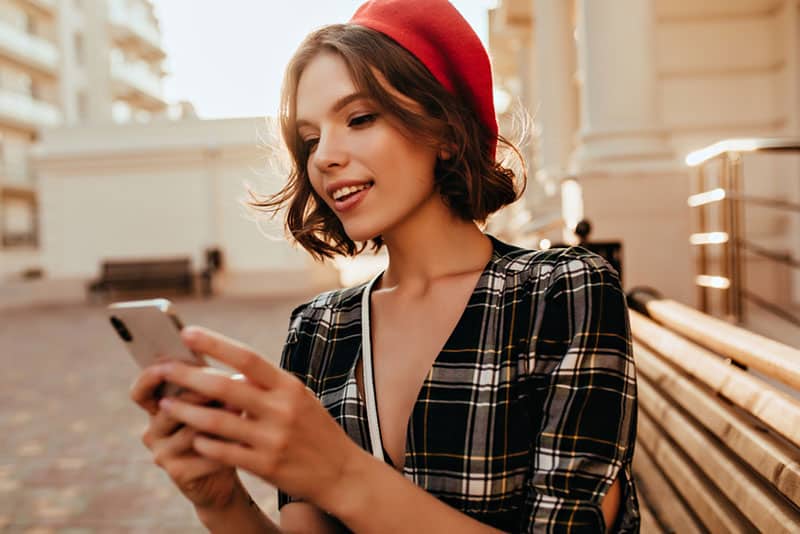 femme élégante, taper sur téléphone