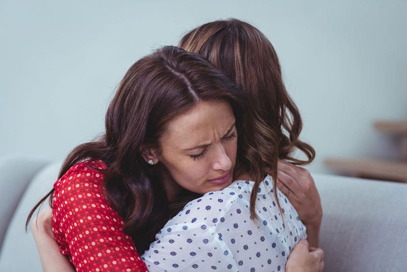 femme, étreindre, femme triste