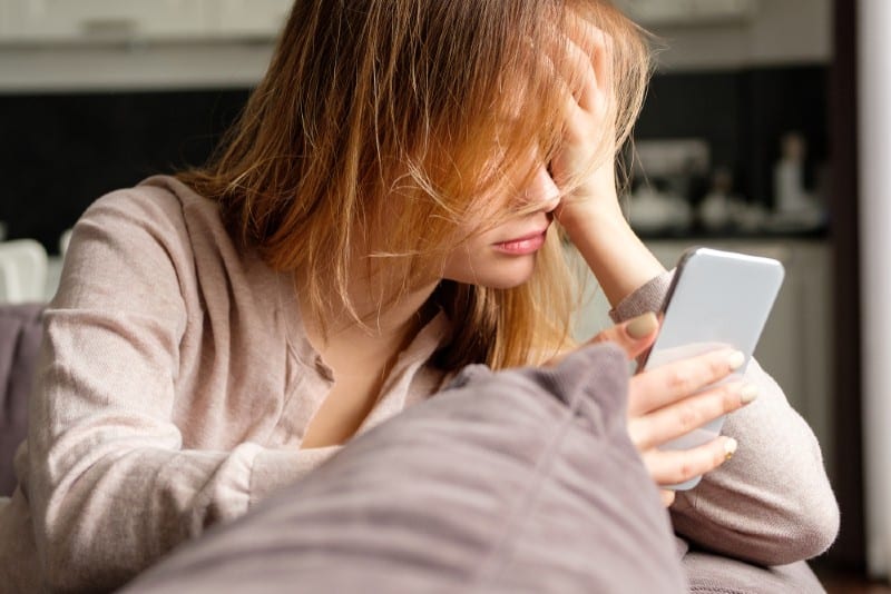 Fille bouleversée avec un téléphone