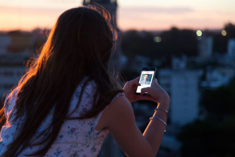 fille tapant sur un téléphone portable