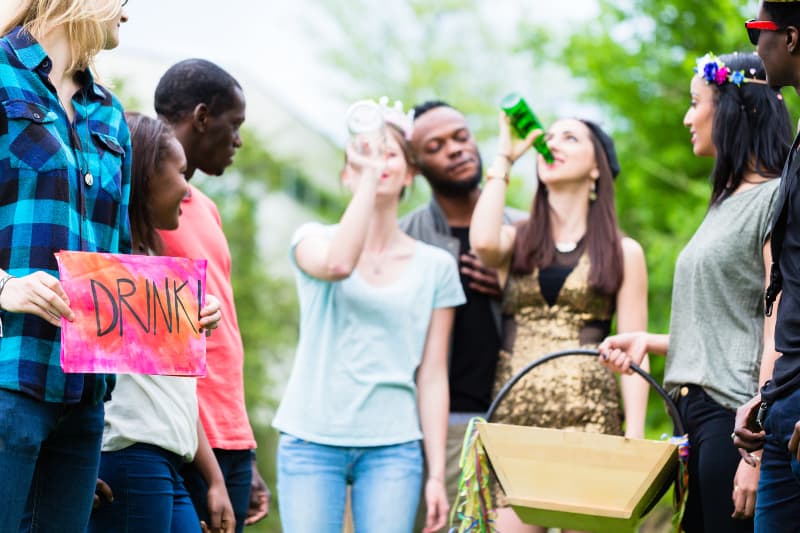 filles buvant de la bière comme un défi