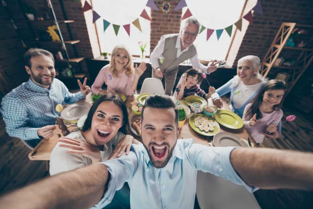 heureuse grande famille lors d'une fête d'anniversaire prend une photo de selfie
