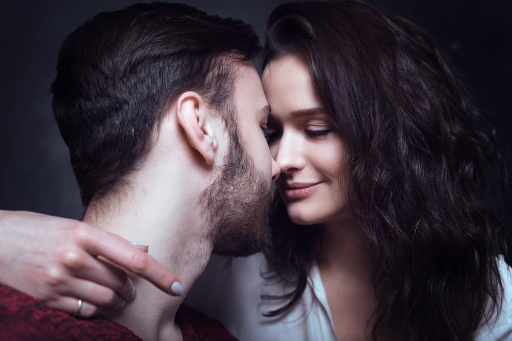 heureux couple amoureux dans une étreinte