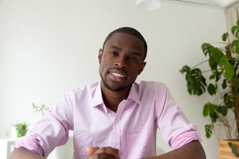 Homme afro-américain parlant tout en regardant la caméra
