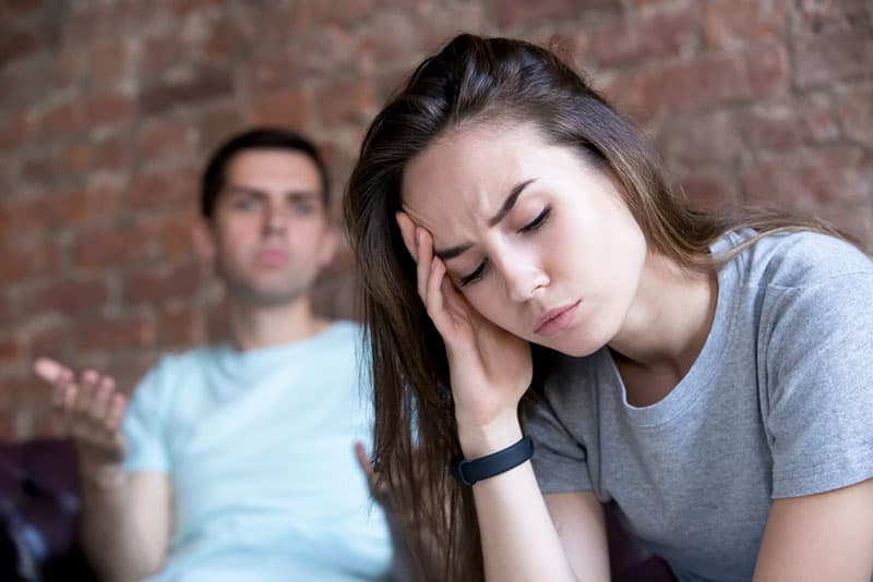 homme en colère parlant à une femme triste