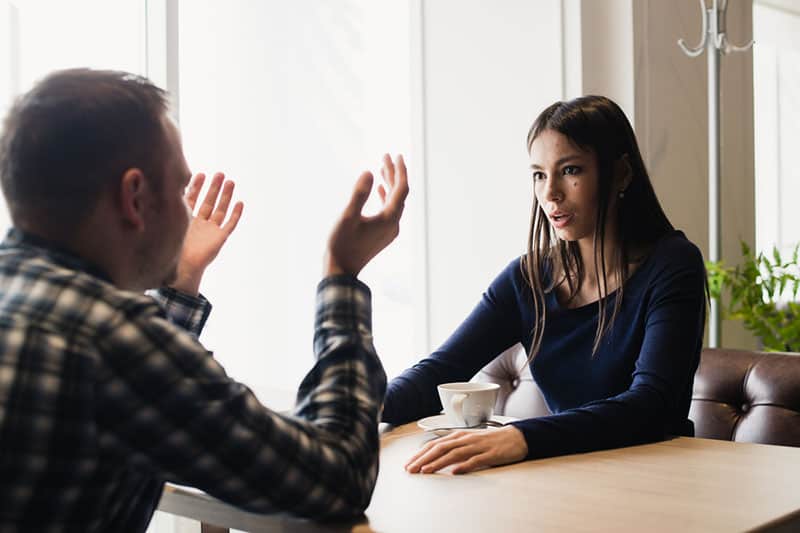 homme parlant à la femme au café