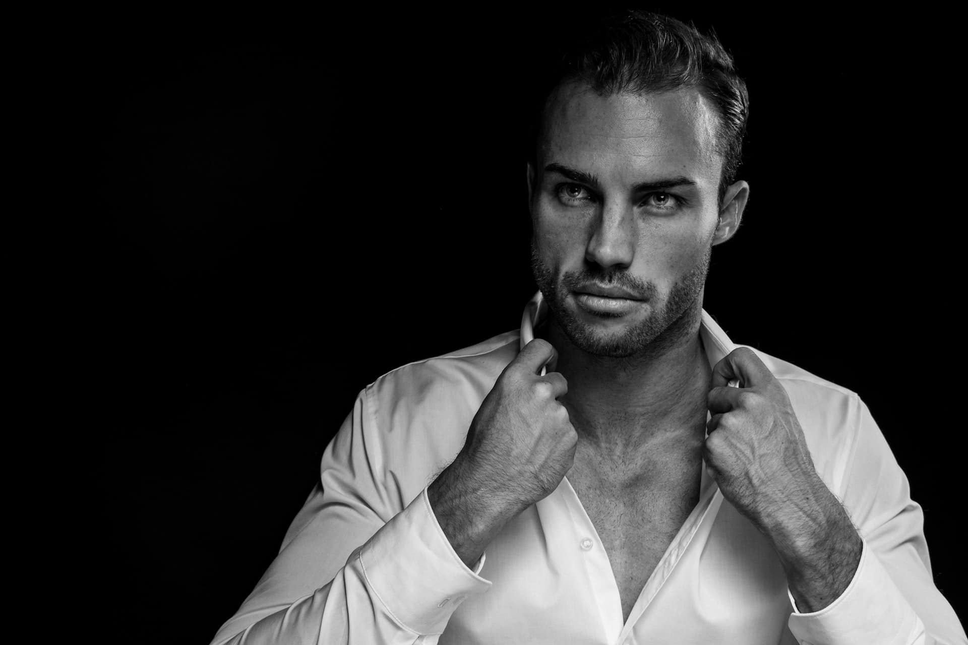 portrait noir et blanc d'un homme vêtu d'une chemise blanche