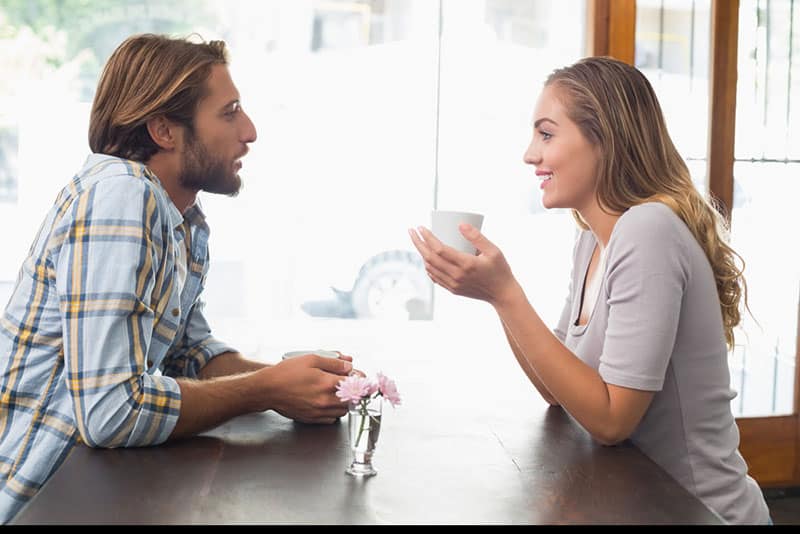 jeune couple, parler, dans, pause café