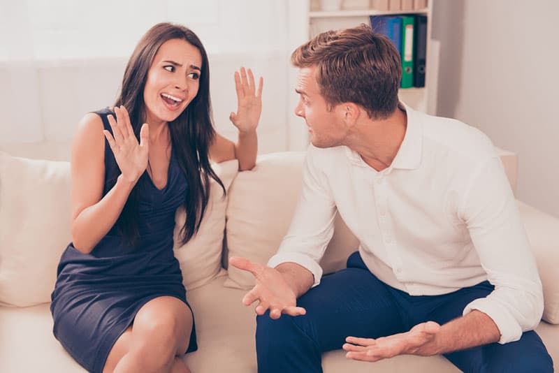 jeune couple se disputant sur le canapé