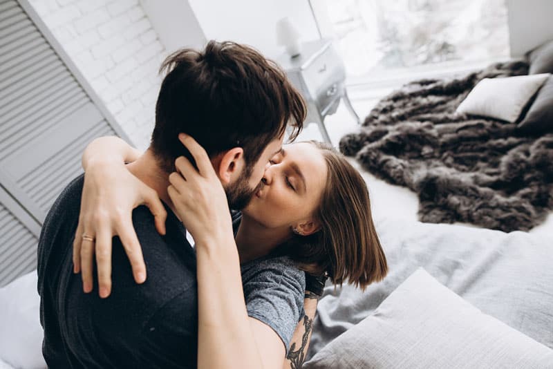jeune couple s'embrassant dans chambre