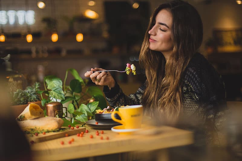 jeune femme appréciant son repas