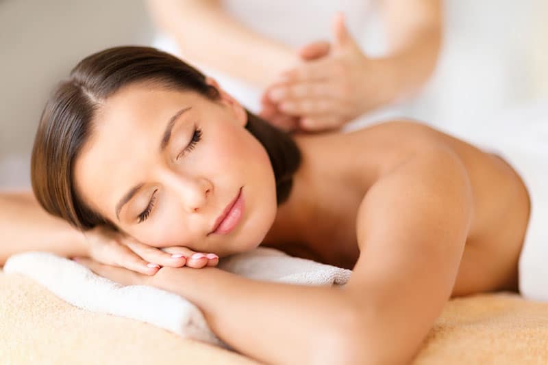jeune femme bénéficiant d'un massage
