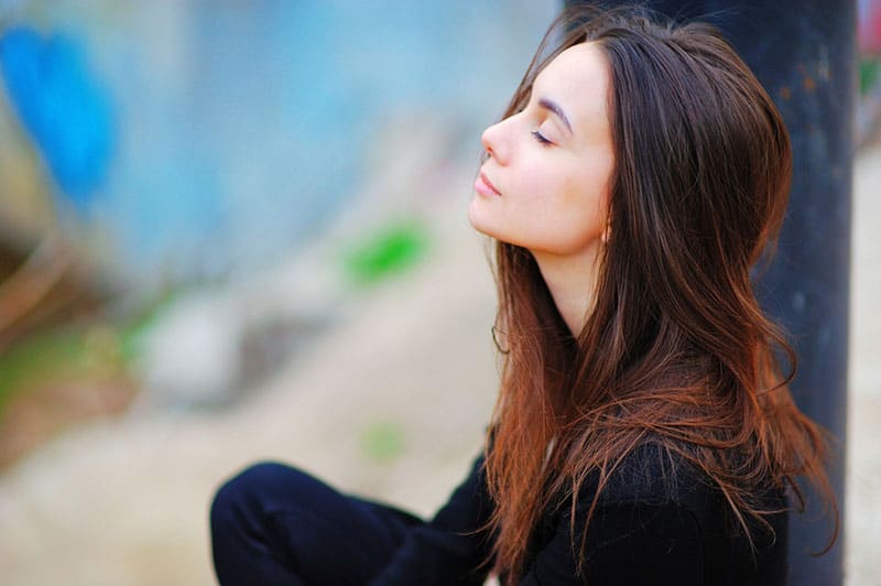 jeune femme médite