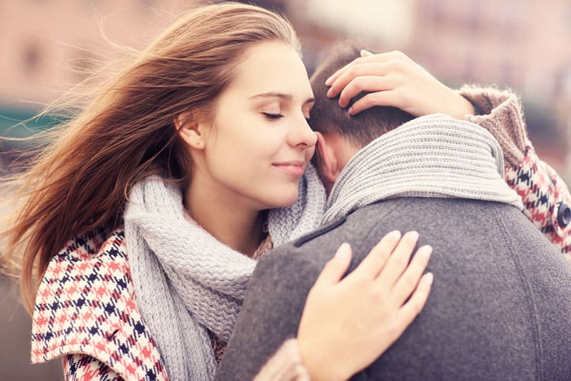 jeune femme réconfortant homme