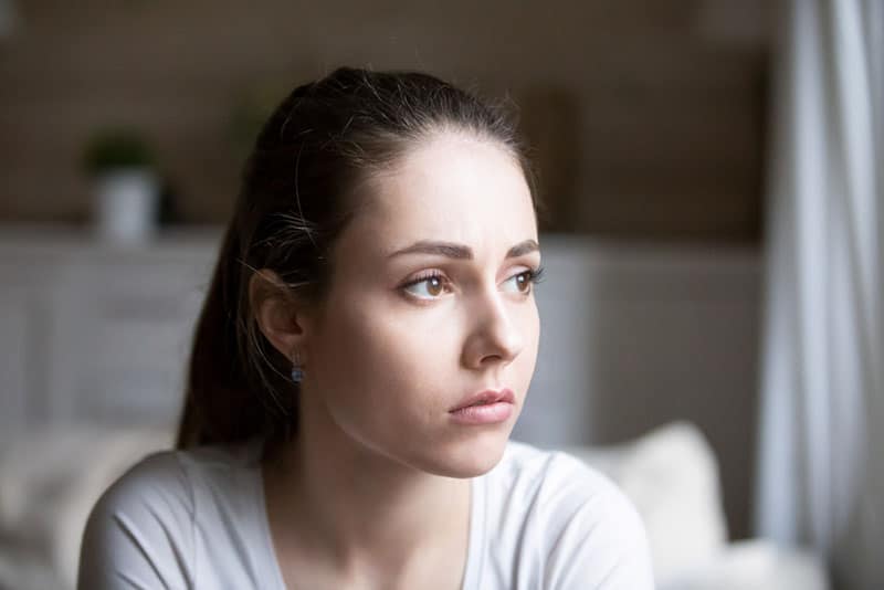 jeune femme triste à la recherche de suite