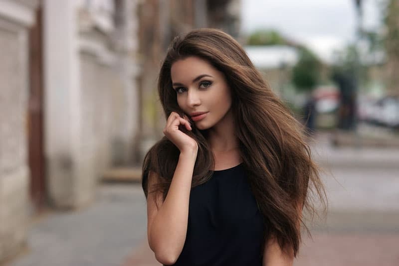 jolie femme élégante posant