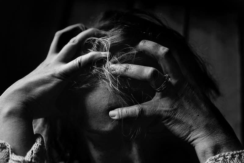 la blonde triste déprimée s'accroche hystériquement à sa tête