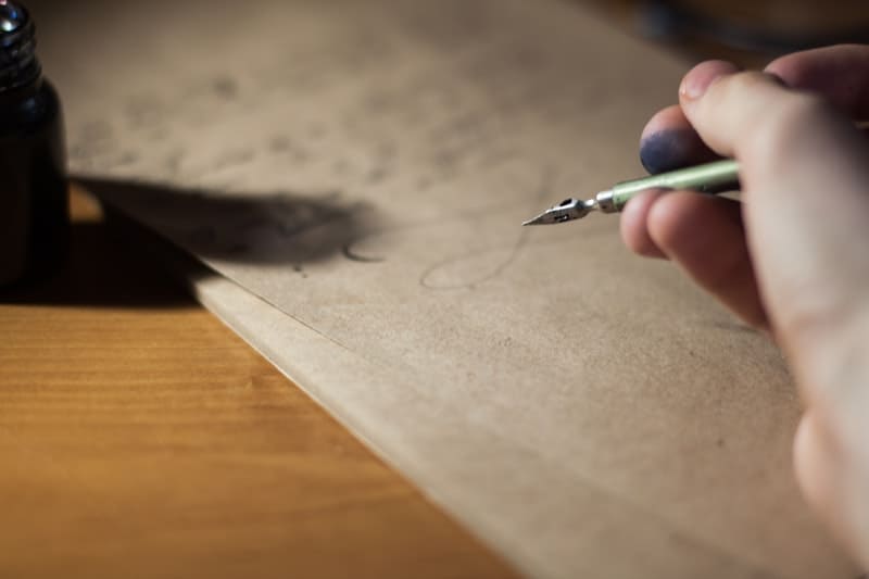 la femme écrit avec une lettre stylo