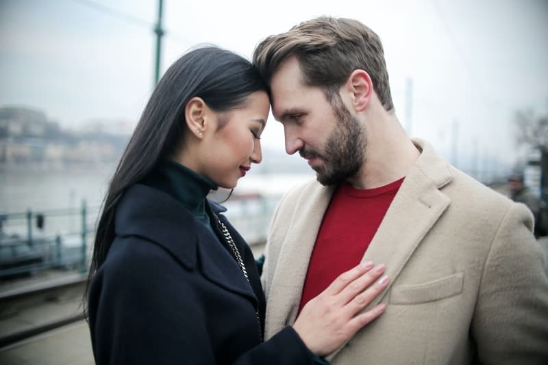 la femme chinoise se tient dans les bras d'un européen